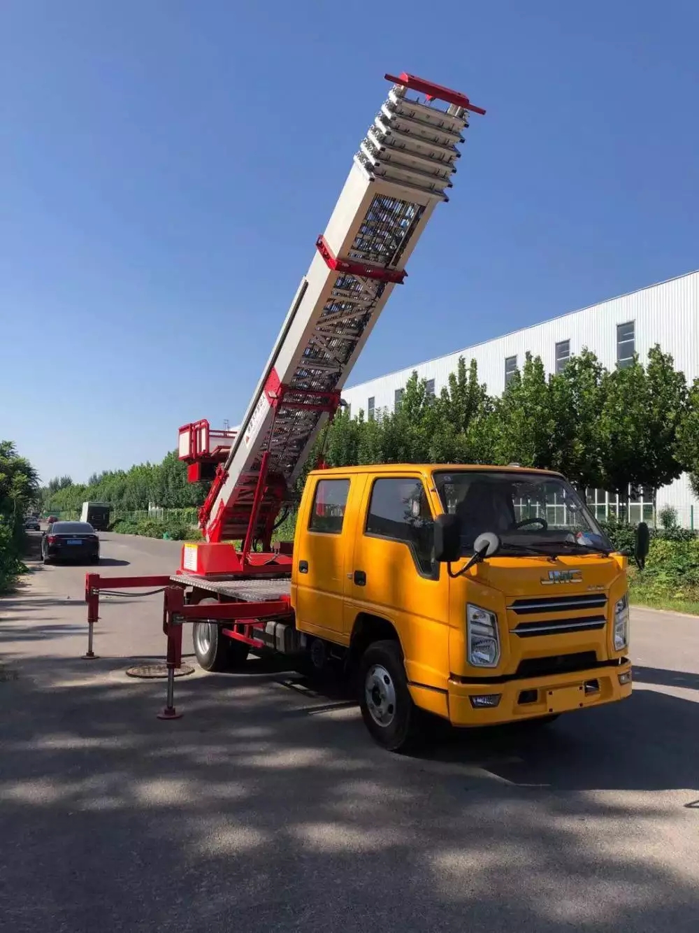 镇江京口附近的云梯车出租服务：轻松解决高空作业需求